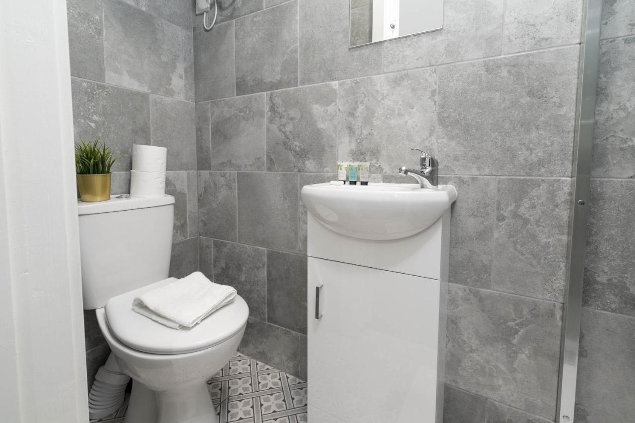 Two Bedroom Apartment - En Suites - Smart Tv'S - Wifi - Netflix - Bearwood Birmingham Eksteriør billede