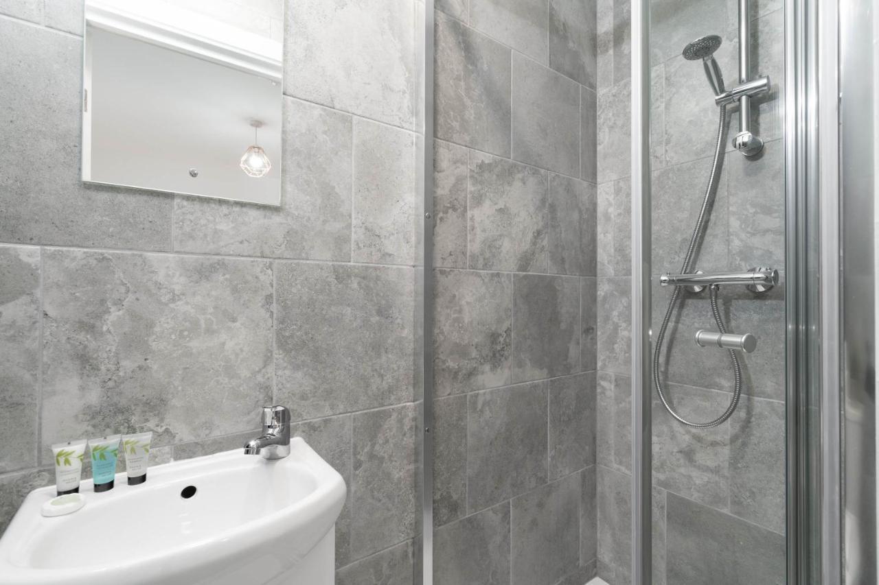 Two Bedroom Apartment - En Suites - Smart Tv'S - Wifi - Netflix - Bearwood Birmingham Eksteriør billede