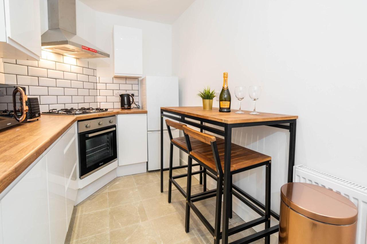 Two Bedroom Apartment - En Suites - Smart Tv'S - Wifi - Netflix - Bearwood Birmingham Eksteriør billede